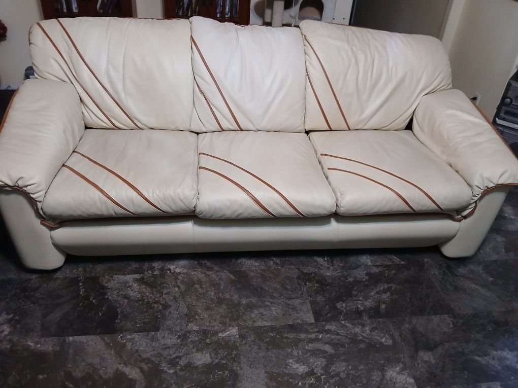 Leather Couch And Love Seat Set Excellent Condition