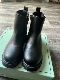 Kids boots size 13 new in the box never been u