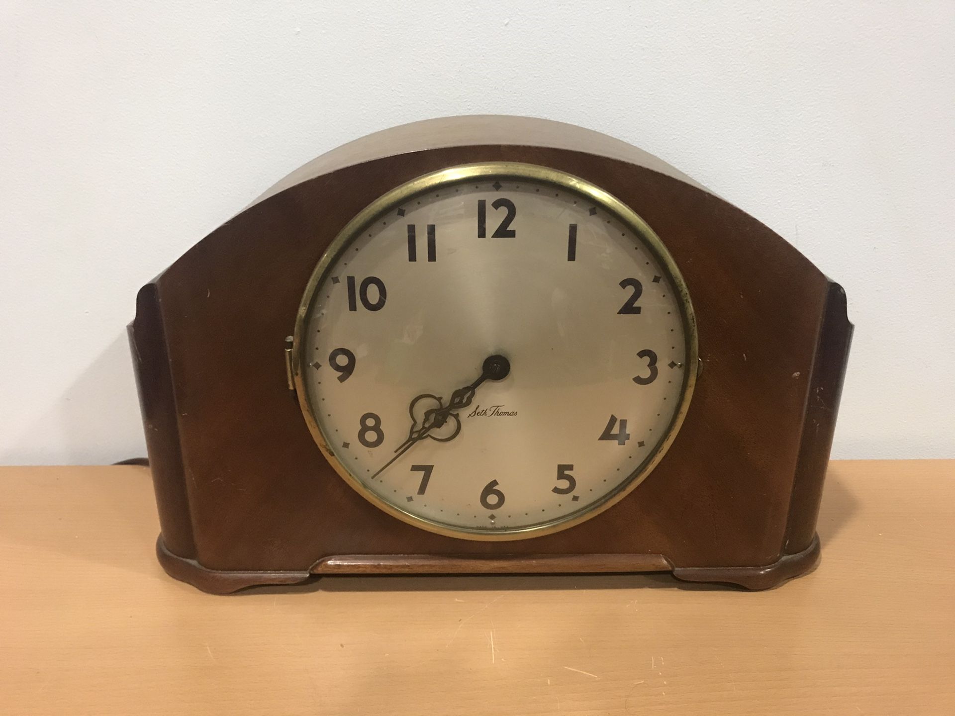 Vintage 1950’s Seth Thomas Simsbury 2E Electric Chime Mantle Clock The wood cabinet in in very good shape, with a few small scuffs or scratches. The