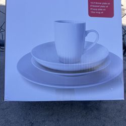 16 Piece Dinnerware Set
