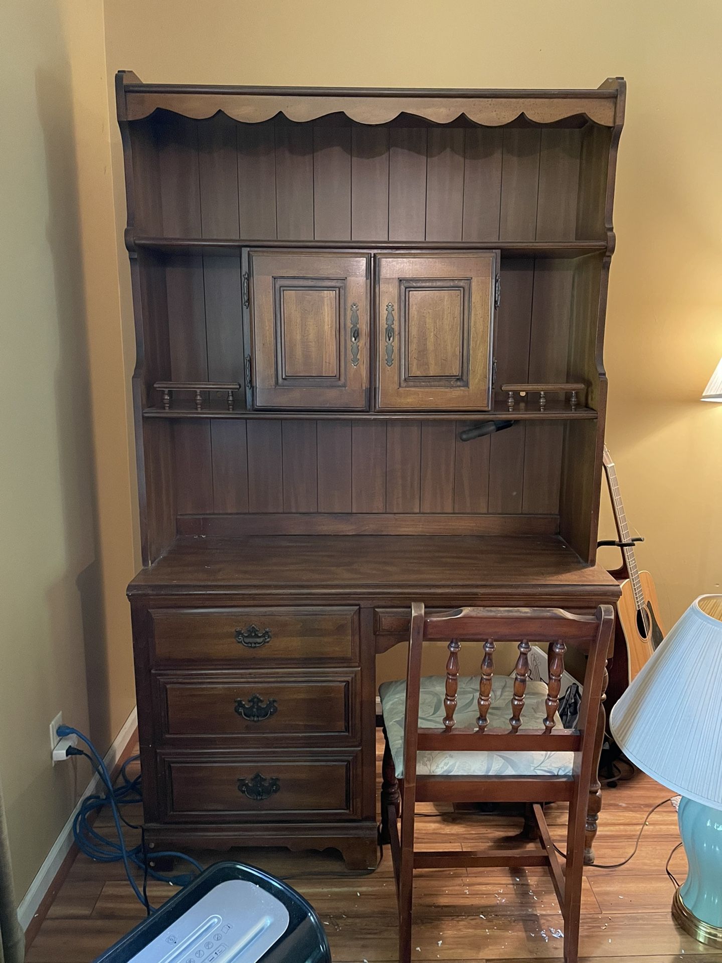 Desk w/Hutch & Chairs