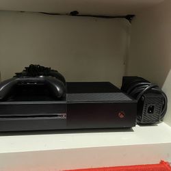 XBOX ONE + CONTROLLERS