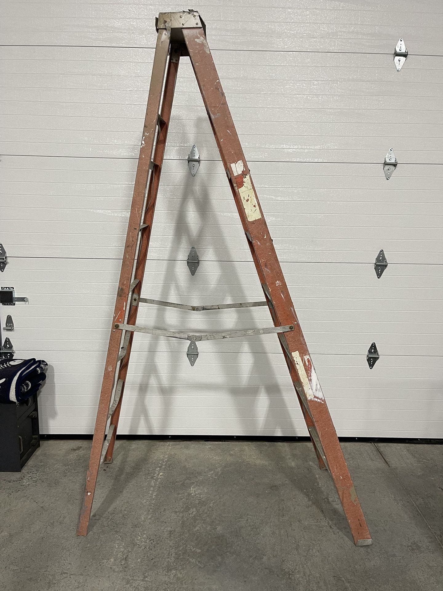 8 Ft Fiberglass Ladder 
