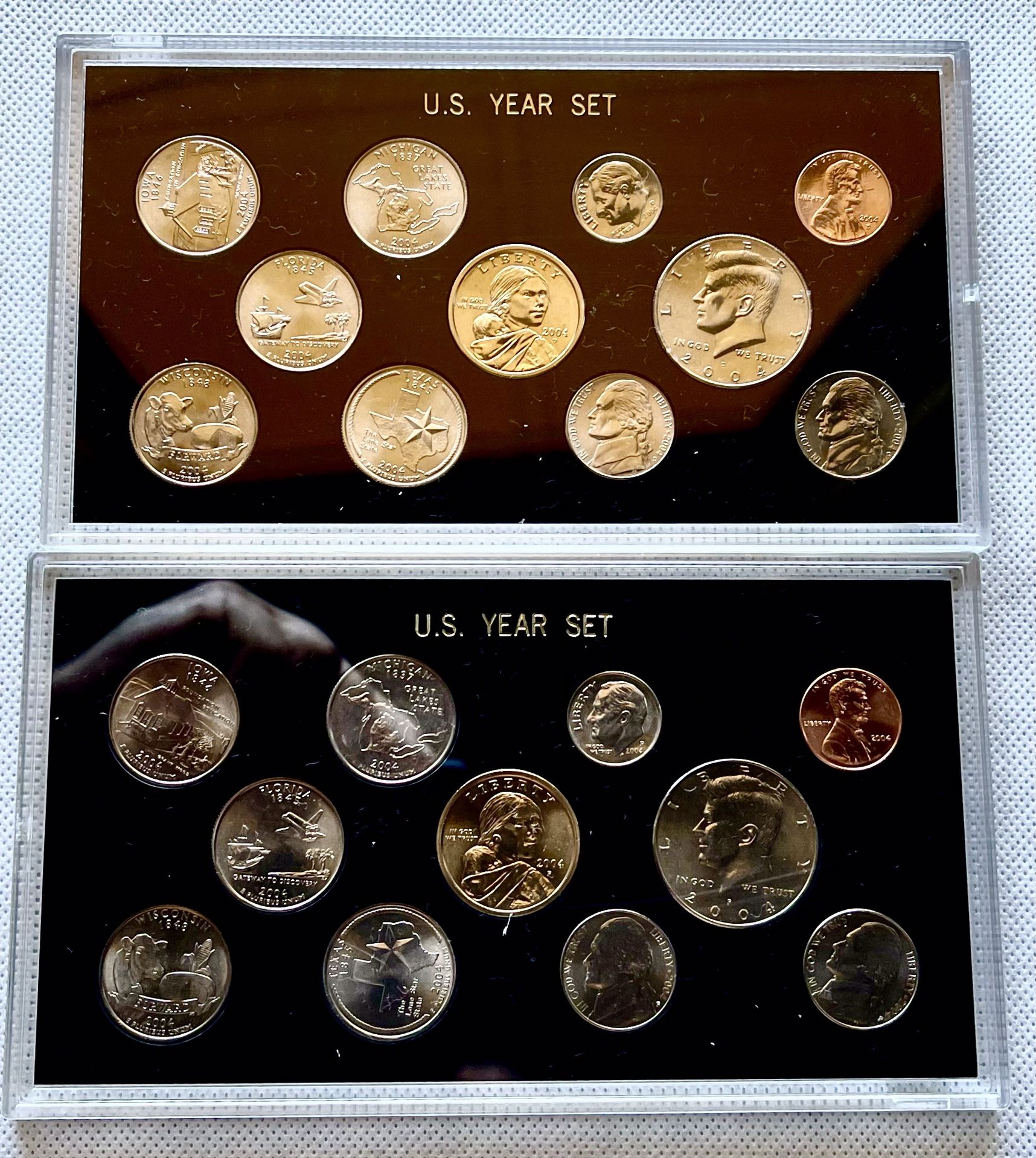 2004 - US Mint Coin Set, Brilliant Uncirculated In New Vintage Capital Holder, Free Display Stands.