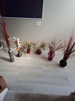 Various artificial flowers/vases