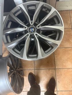 set off 4 bmw rims like new(read descript)