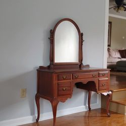 Vanity In Excellent Conditions