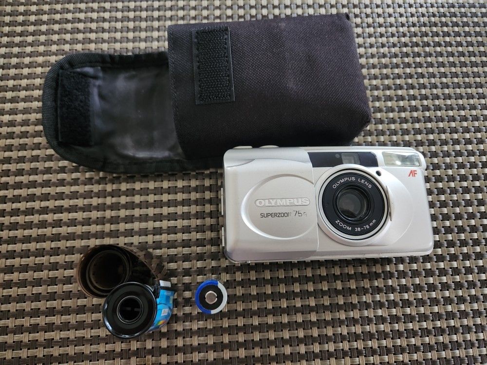 Olympus Superzoom 76G 35mm Film Camera w/ Case