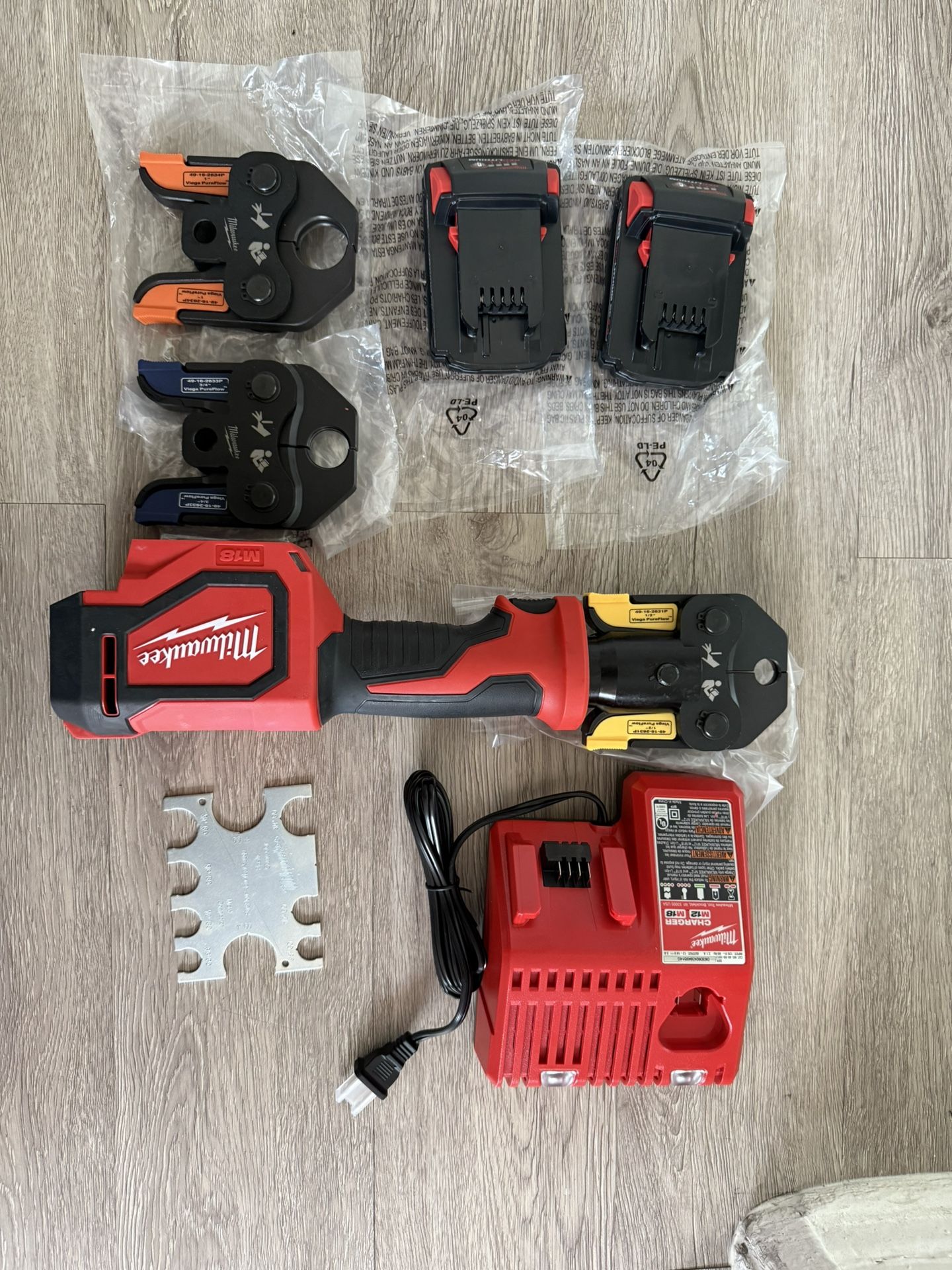 M18 18V Lithium-Ion Cordless Short Throw Press Tool Kit with 3 PEX Crimp Jaws (2) 2.0 Ah Batteries and Charger