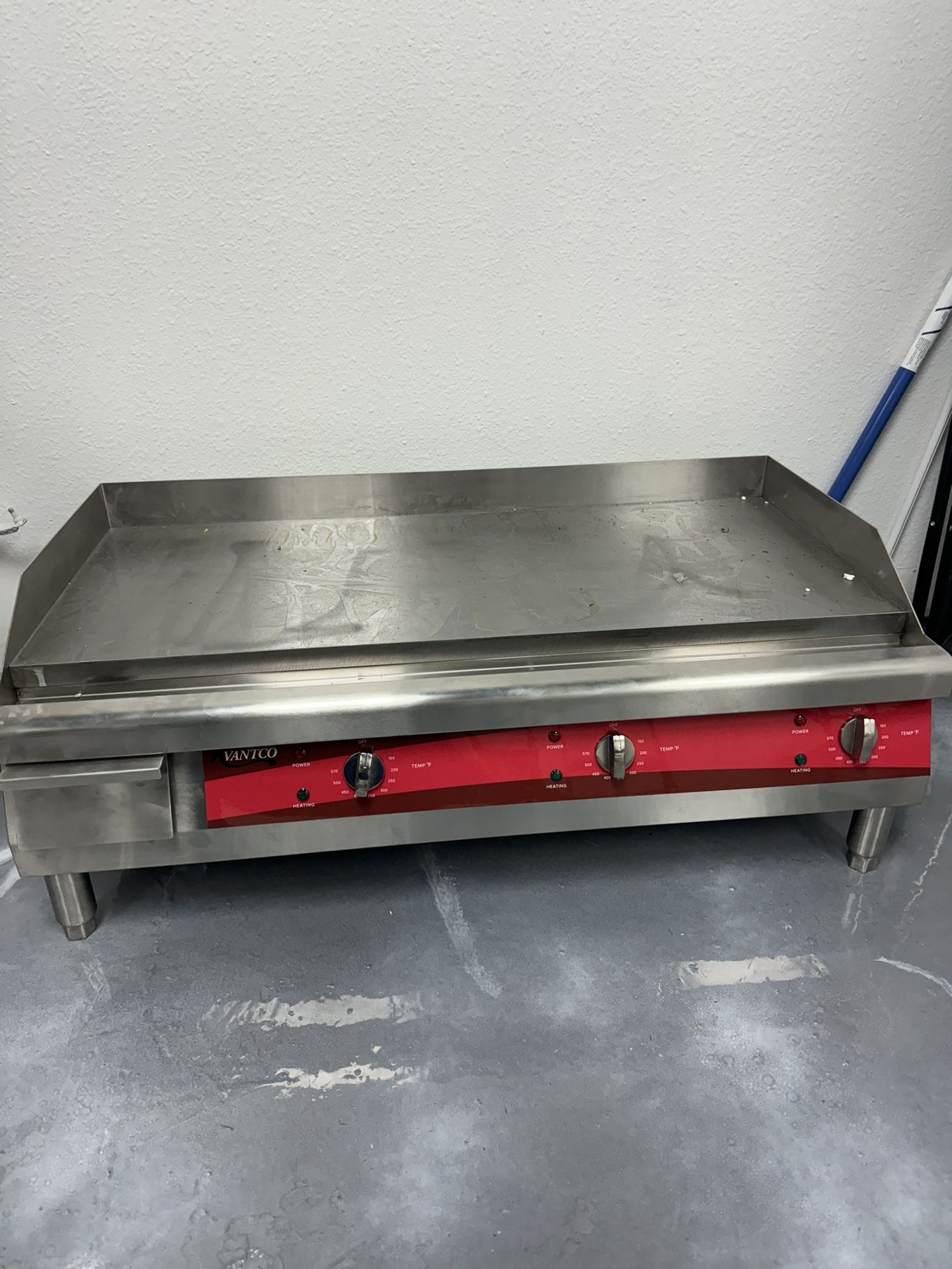 Avantco EG36N 36" Electric Countertop Griddle - 208/240V, 7488W-10080W