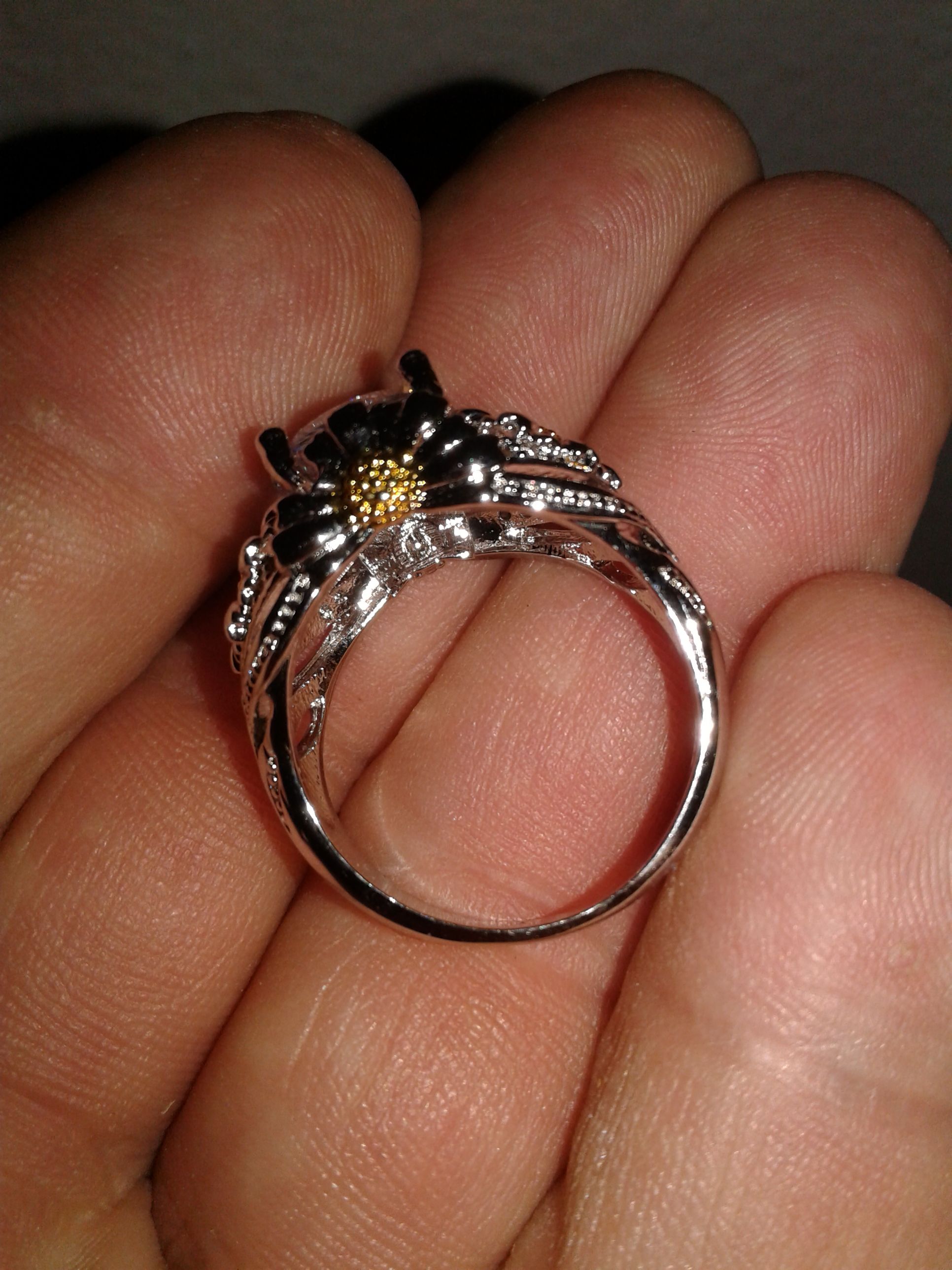 Gorgeous Daisy gem stone STERLING marked ring