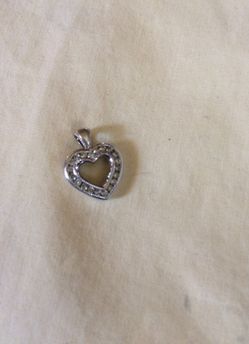 14k white gold heart pendant with diamonds