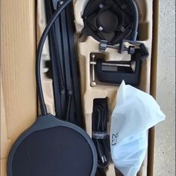 Maono Podcasting Microphone Kit Brand NEW
