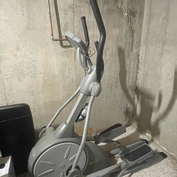 Elliptical Machine - Universal Fitness