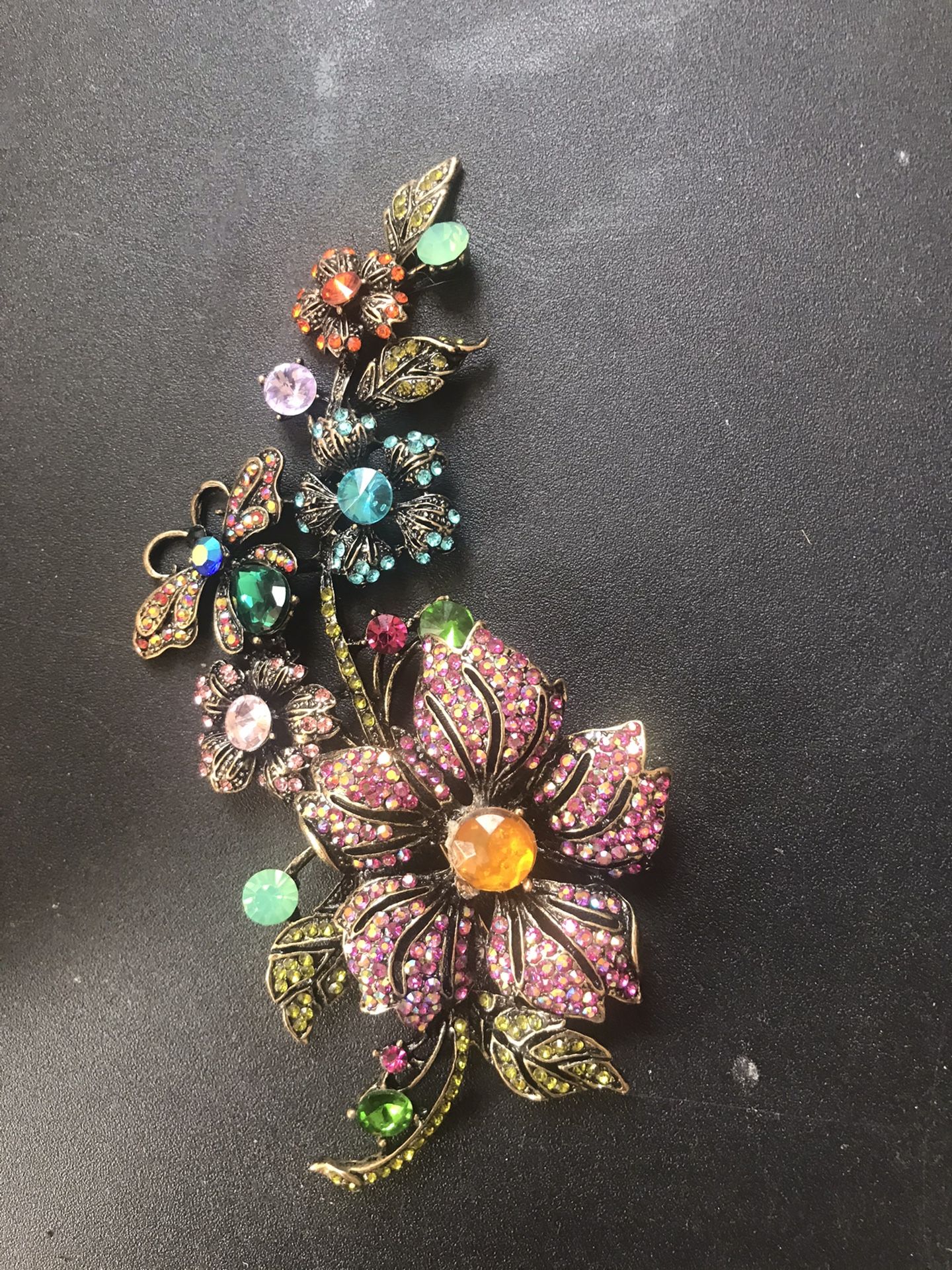 Huge pendant brooch! Bling shines & Glistens at the lease movement