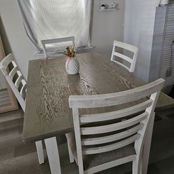 Comedor de 4 sillas muy conservado y limpio