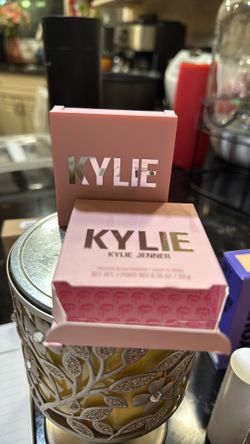 Kylie Jenner  Blush Pwder