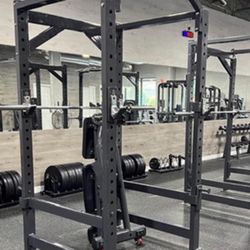 SELLING ENTIRE GYM SETUP