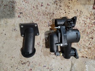 03-05 Jaguar S Tipe Thermostat Housing 