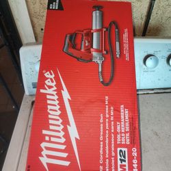 Milwaukee
M12 12V Lithium-Ion Cordless Grease Gun (Tool-Only)