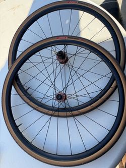 Bontrager paradigm sl wheel set tubeless with victoria Rubido 34c tires
