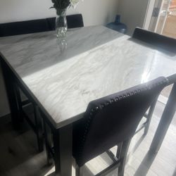 Dining room table For Sale ! 