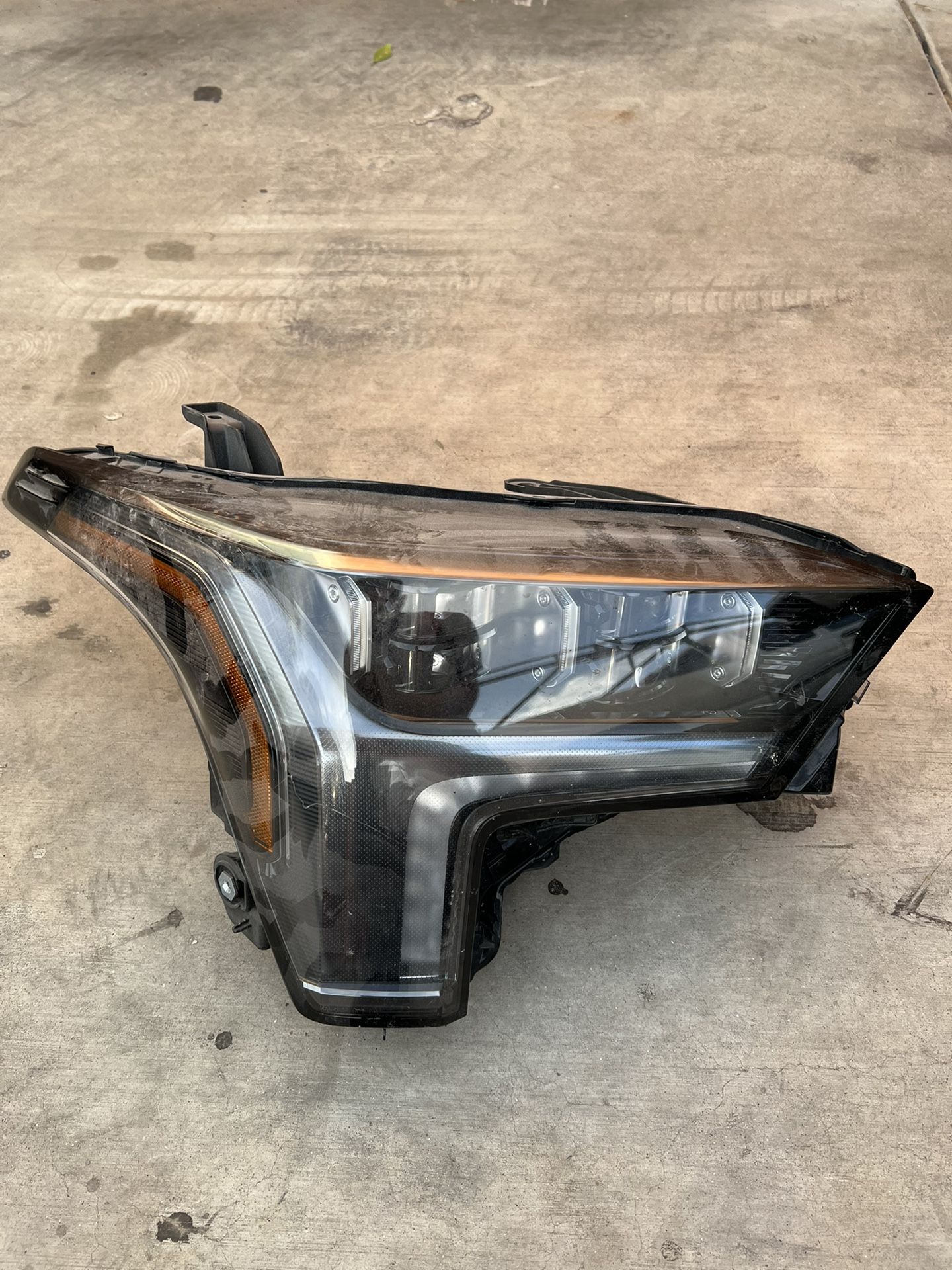 Toyota Tundra Headlight 