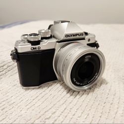 OLYMPUS OM-D E-M10 Mark II Mirrorless Camera+ 2 Lenses and Extras! 