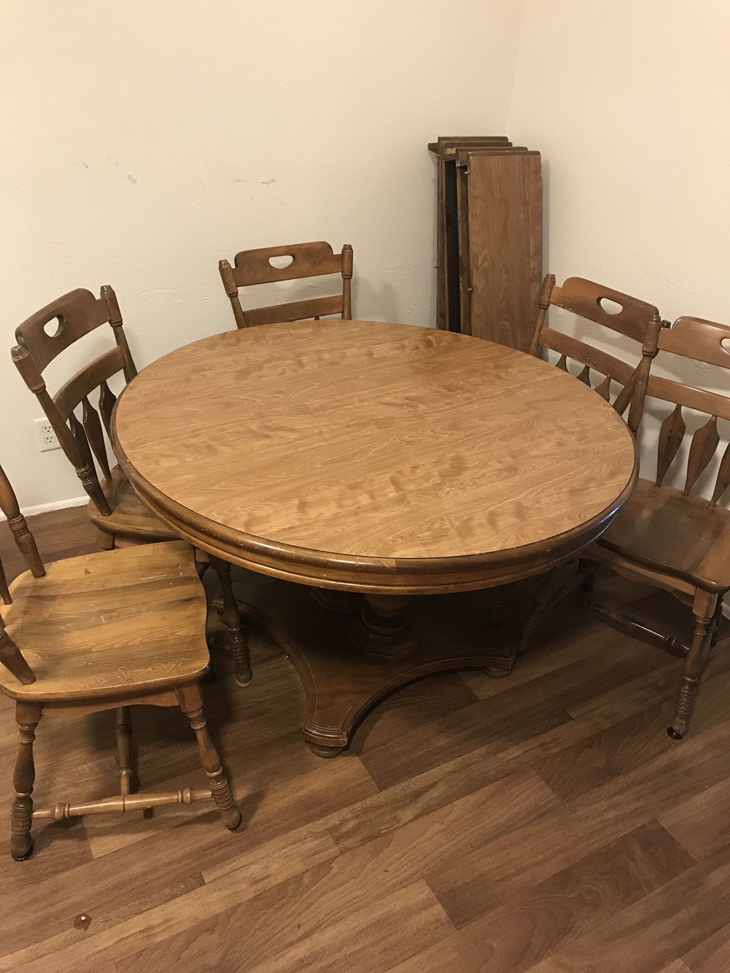 $180 O.B.O. antique large table 8 chairs... Mesa antigua grande con 8 sillas!!!