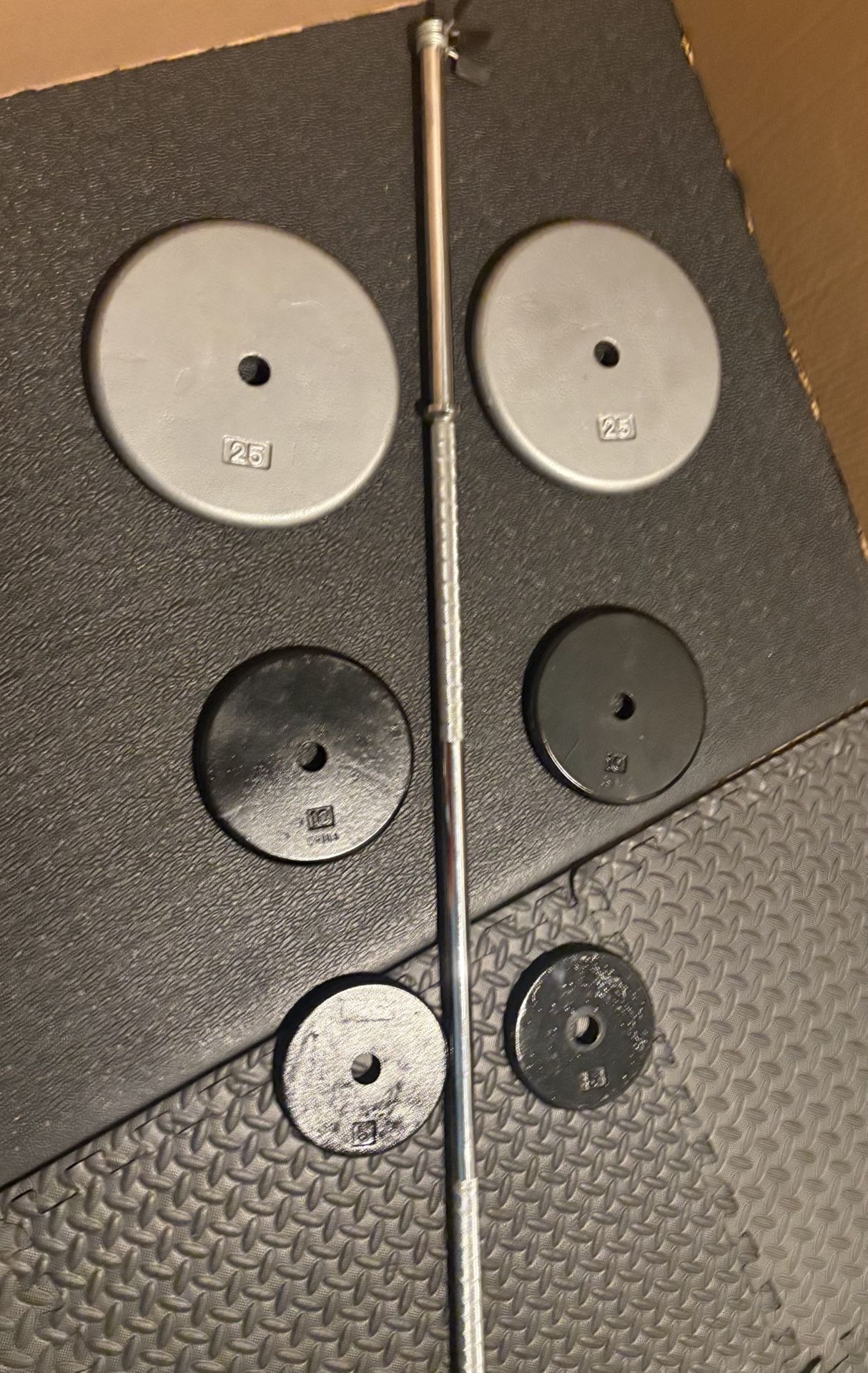 6 ft Steel 20 pounds Standard Barbell with Cast Iron Weight Pates 25#, 10# and 5#. Total: 100 pounds
