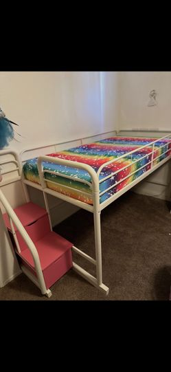 A Single Kid Bed With Steps 