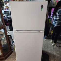 GE Refrigerator 59x24x25 