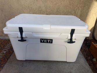 Yeri tundra 45 cooler white, just missing drain plug!!
