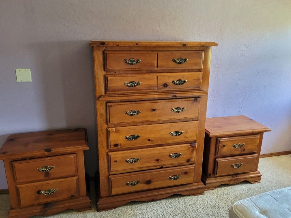 4 Piece Queen Bedroom Set, Knotty Pine, Solid Wood