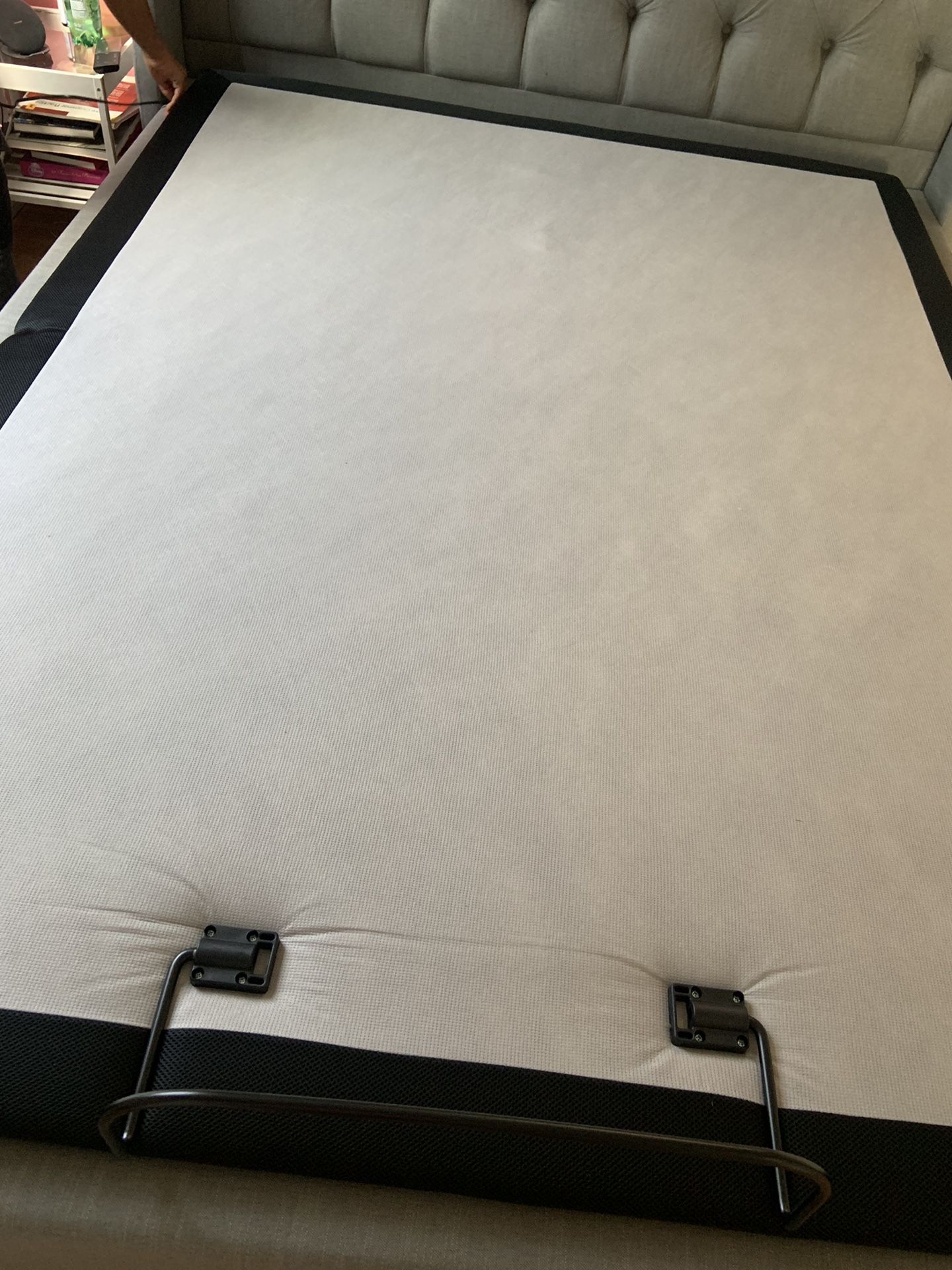Queen adjustable bed frame from jerome's (base ajustable)