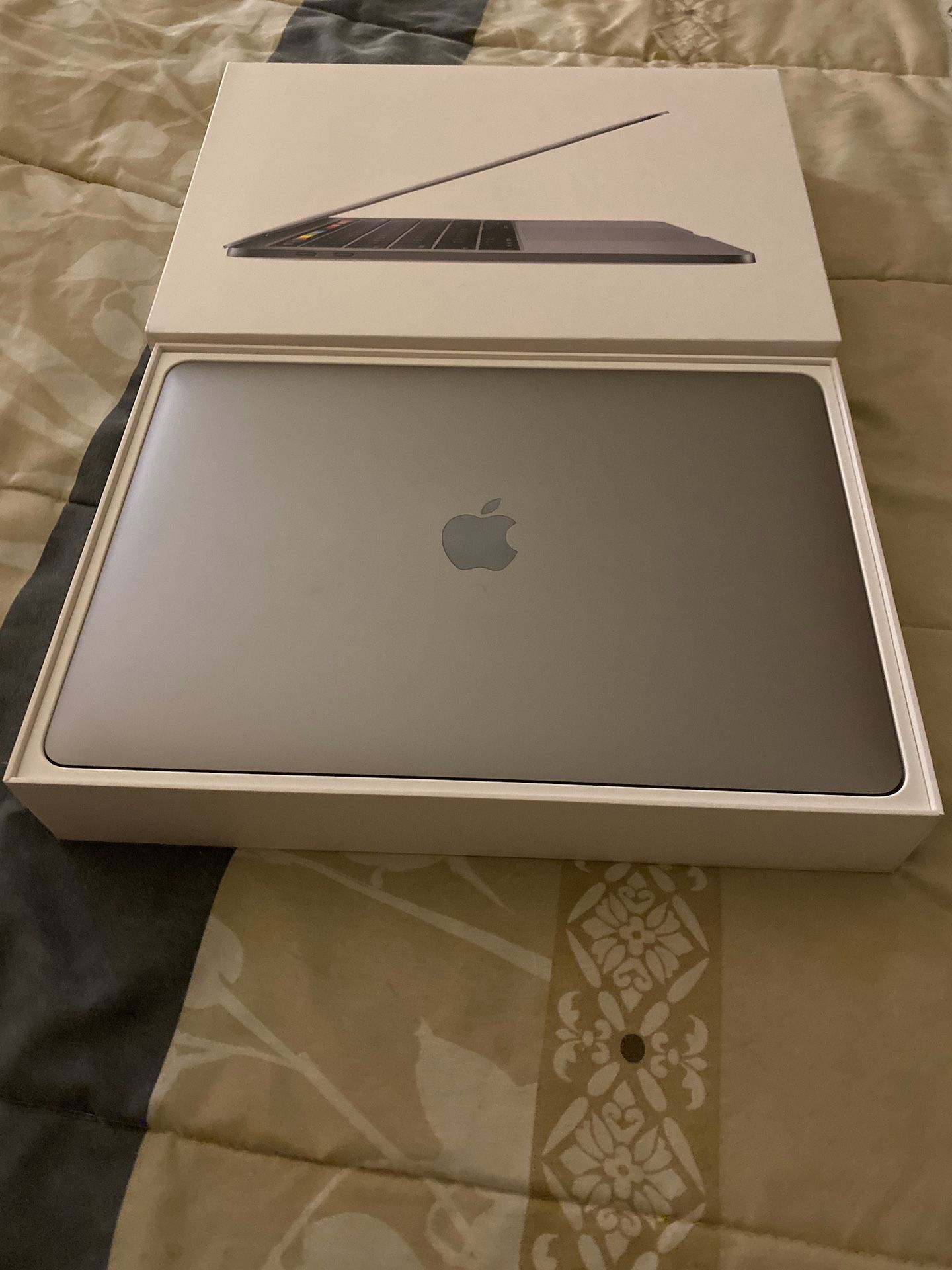 LUCK BRAND NEW CONDITION 15” MACBOOK PRO TOCH BAR i7 -16GB RAM AND 1TB FLASH DRIVE PLUS WARRANTY FROM APPLE CARE FROM APPLE STORE LATER 2017