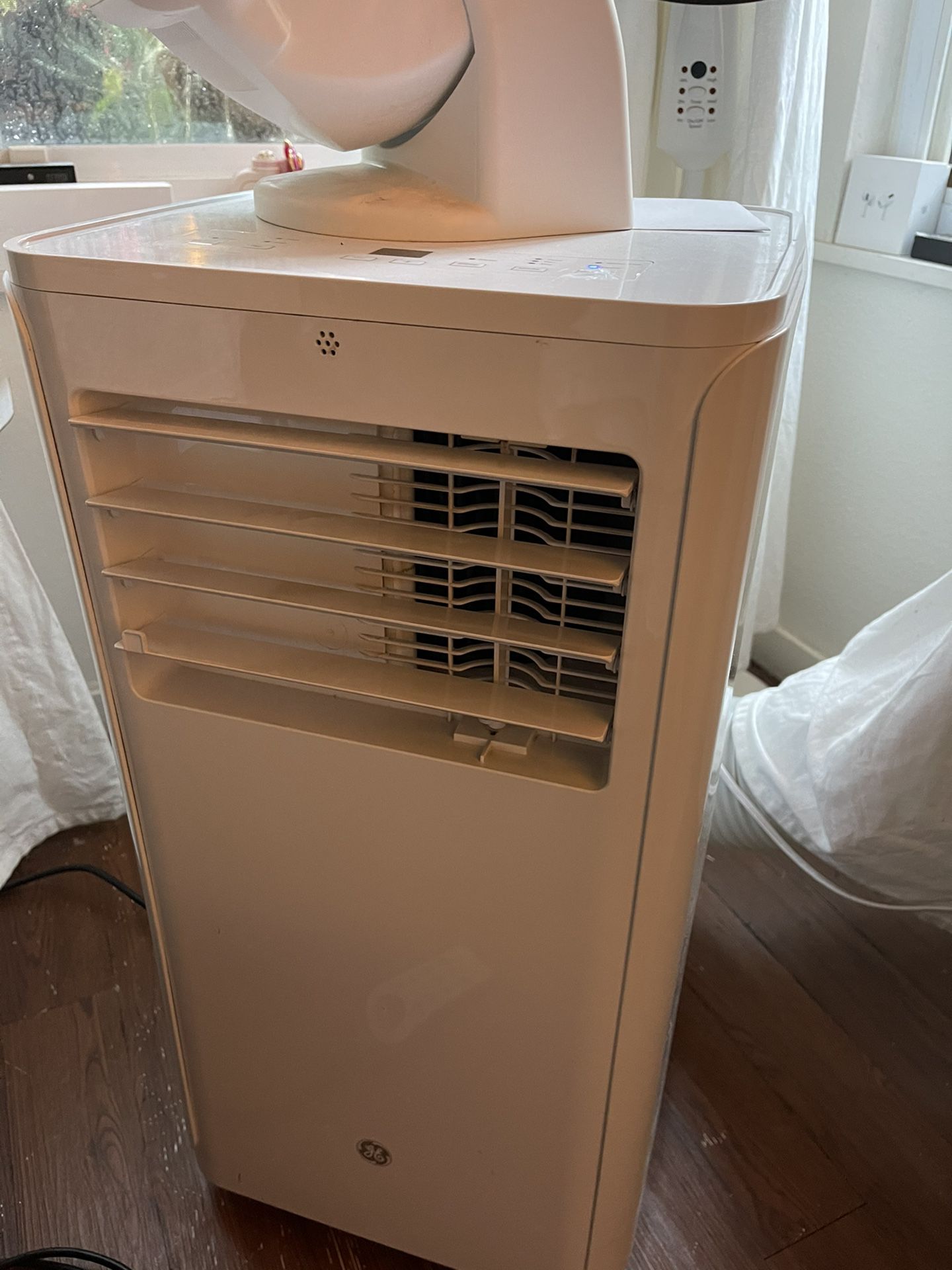 Portable AC unit with remote control. Like New! FIRST COME. Price is FIRM.