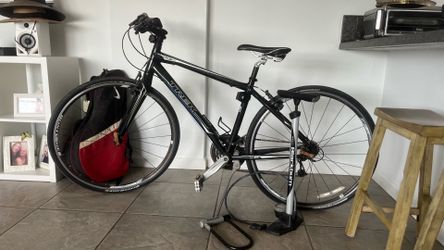 Trek hybrid bike + pump + lock