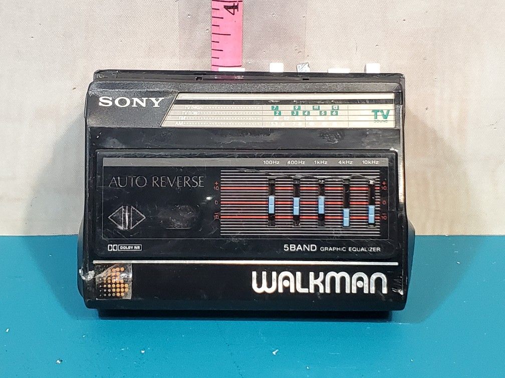 @CHV. VINTAGE SONY WALKMAN WMF80 TV AM FM CASSETTE PLAYER FOR PARTS OR REPAIR
