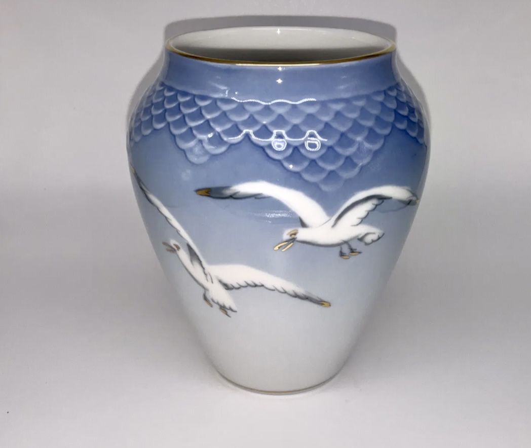 Vintage Beautiful Bing & Grondahl DENMARK  Seagull Gold Rim 5” Tall Vase #202