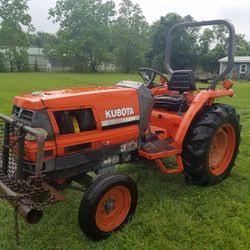 Kubota L2900 Tractor and 4 Implements