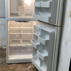 very Clean GE Top Freezer/ Refrigerator 