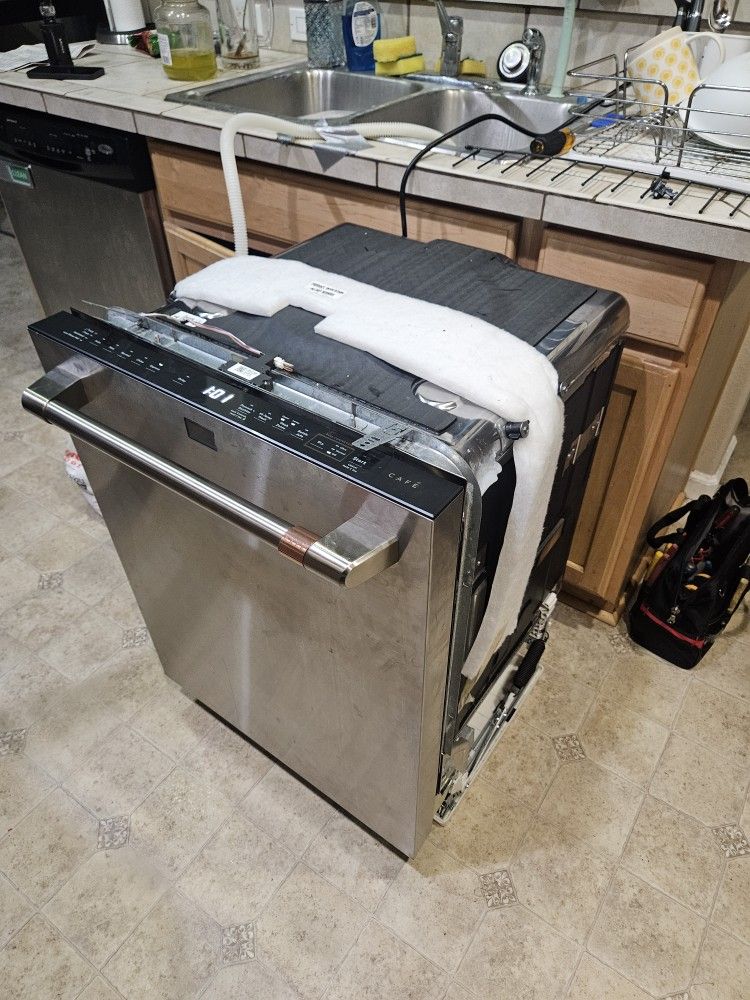 GE CAFE dishwasher Cdt875p2n7s1 1 Year Old