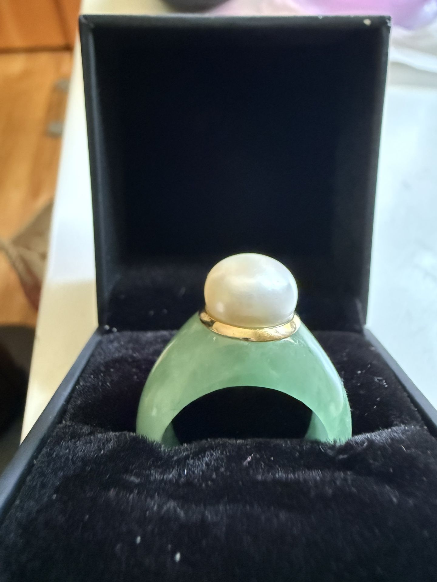 Gorgeous JADE/CULTURED PEARL 14 K Gold Rim