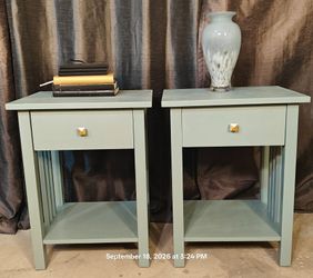 Beautiful wooden 2 night stand/ side tables with drawers in very good condition all drawers working well,
Driveway pickup, cash, cash app or venom.
L1