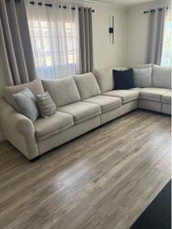 BEIGE SECTIONAL COUCH