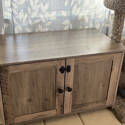 Litter Box Enclosure/ Furniture