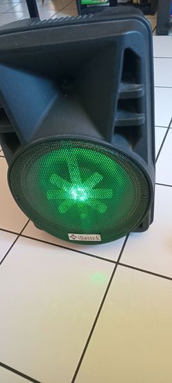 Bocina bluetooh en buenas condiciones esta cargada 100% Trae para USB Y SD CARD NO CHARGER