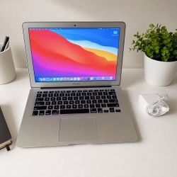 MacBook Air 13.3in i5 Laptop 4gb Ram 256GB SSD W/Lifetime Office