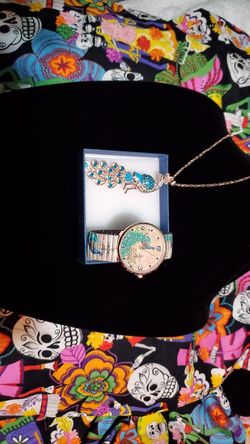 Set: watch and necklace